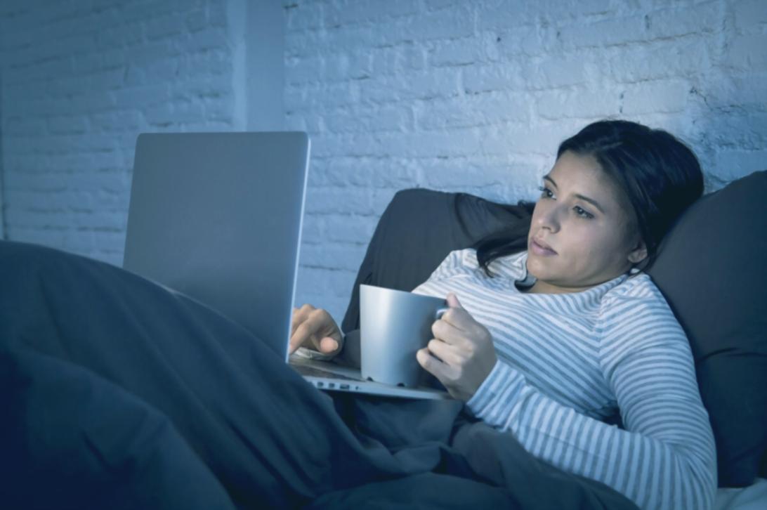 Estudiante trabajando en optimización móvil SEO