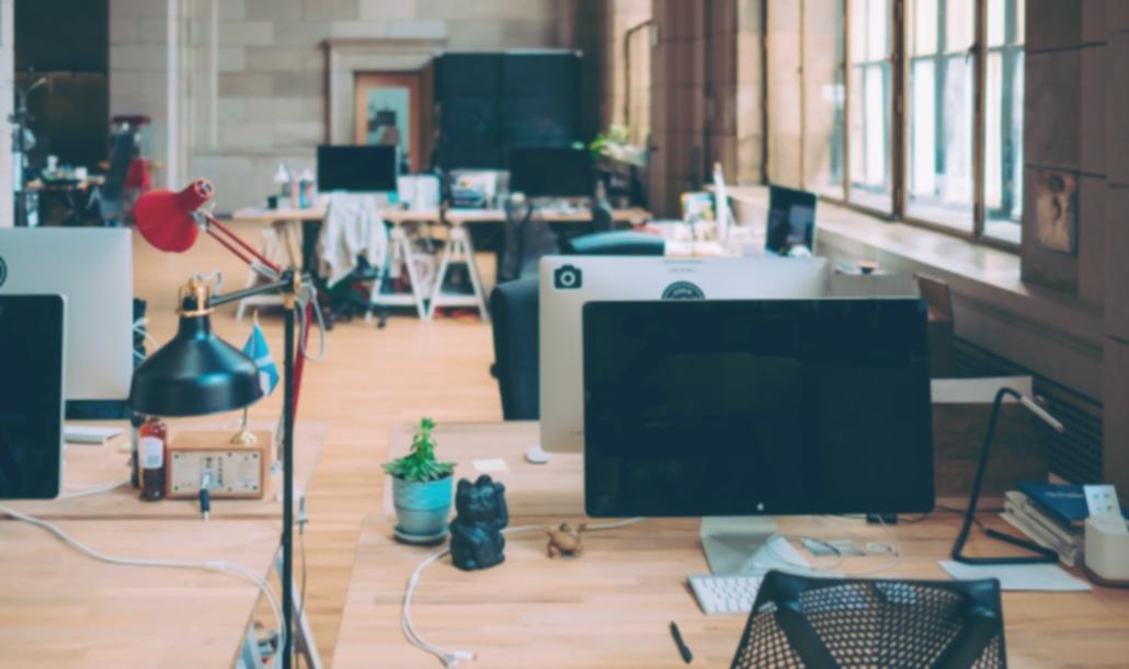 Espacio de trabajo con equipo técnico durante sesión de revisión de contenido educativo